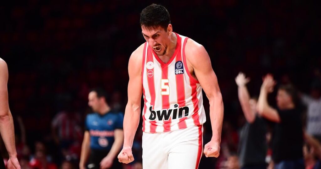 ΑΕΚ 87-85: «Άντεξαν» στα τελευταία λεπτά και πήραν το Game 1 οι ερυθρόλευκοι
