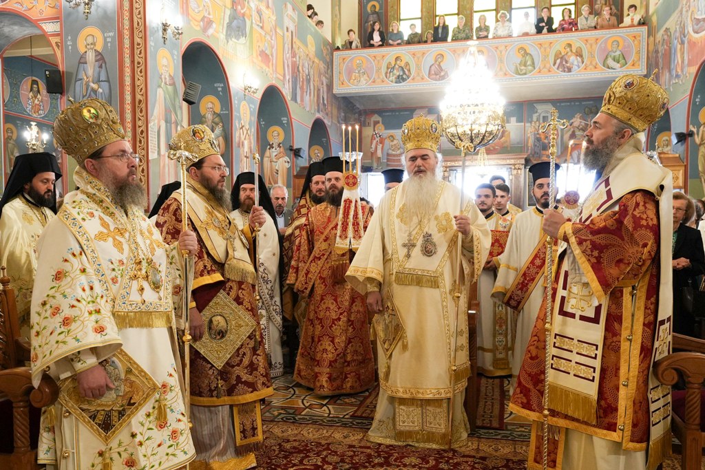 Με ιδιαίτερη λαμπρότητα και μέσα στην αναστάσιμη χαρά, το Αγρίνιο τιμά και φέτος τη μνήμη του προστάτου και πολιούχου του, Αγίου Μεγαλομάρτυρος Χριστοφόρου.