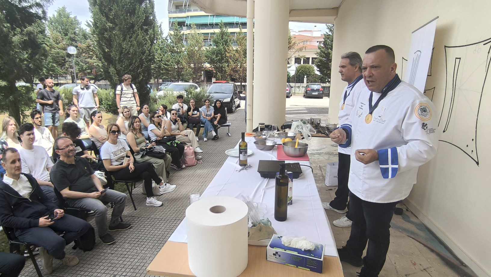 Δύο βραβευμένοι σεφ με καταγωγή από την Αιτωλοακαρνανία, βρέθηκαν στο Πανεπιστήμιο στο Αγρίνιο για ένα γαστρονομικό σεμινάριο που η Λέσχη Αρχιμαγείρων Ελλάδας πραγματοποίησε για πρώτη φορά σε δημόσιο πανεπιστημιακό ίδρυμα. 