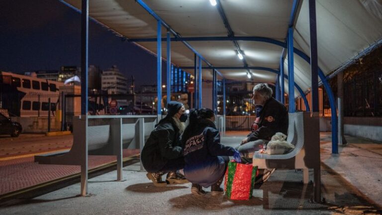 Στην προβολή του ντοκιμαντέρ του Σωτήρη Δανέζη με τίτλο «Roofless Dreams» μας προσκαλεί ο Δήμος Αγρινίου στις 20 Μαΐου 2025 και ώρα 19:30, στον θερινό κινηματογράφο «Ελληνίς», στην πόλη του Αγρινίου. 