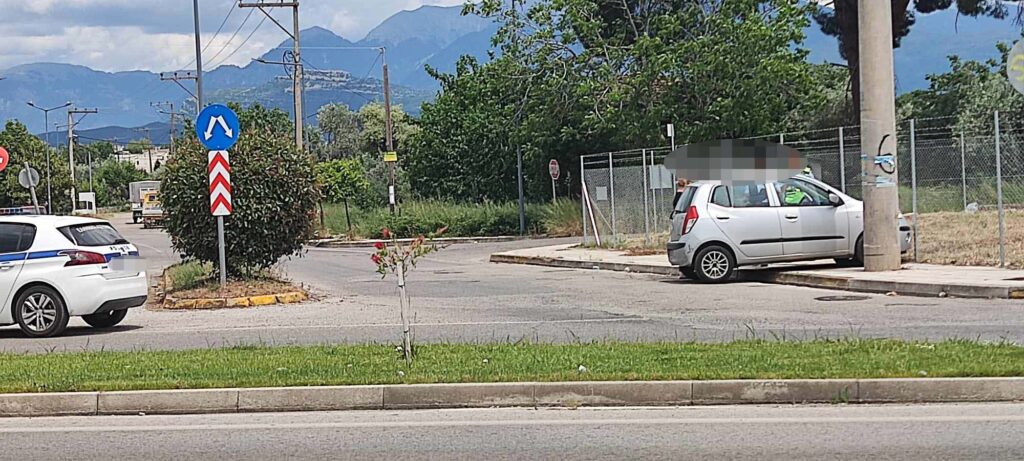 Τροχαίο ατύχημα σημειώθηκε το μεσημέρι της Δευτέρας (12.5.25) σε παράδρομο της Εθνικής Οδού στην είσοδο του Αγρινίου.