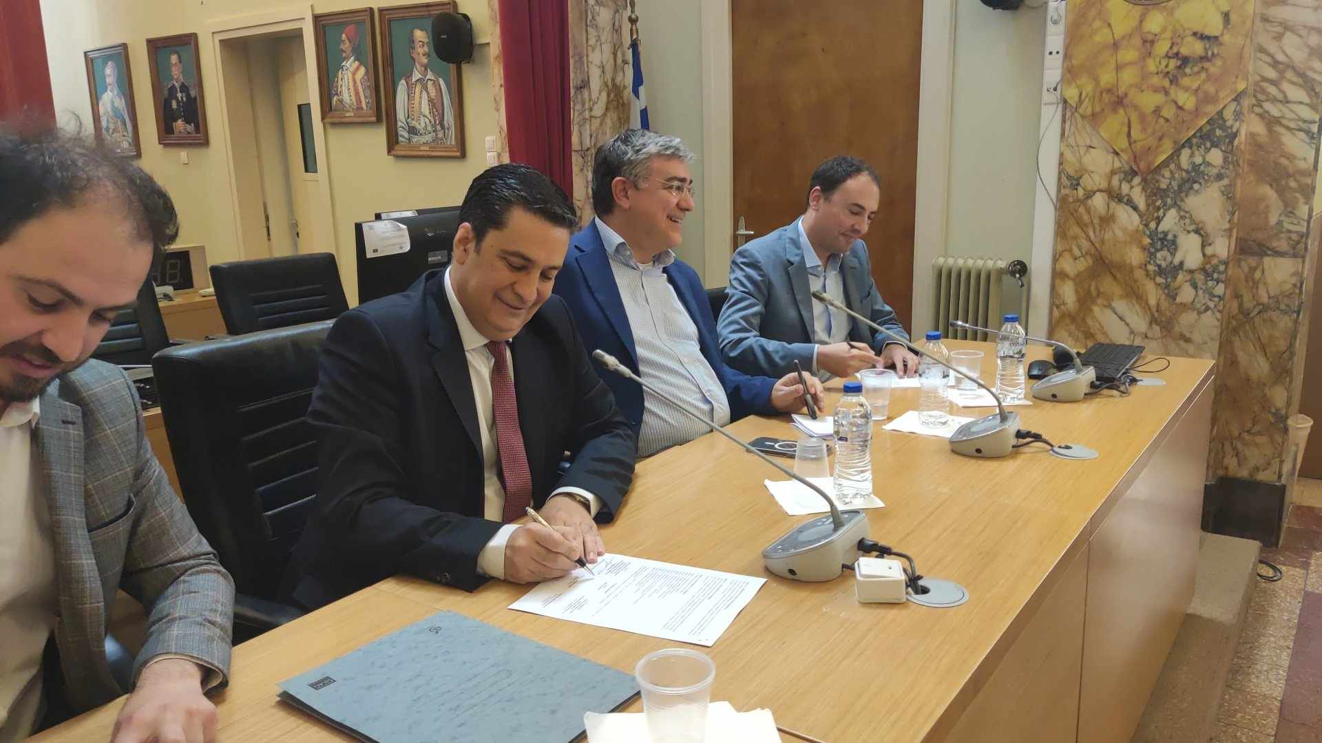 Αγρίνιο: Υπογραφές για τη Μονάδα Επεξεργασίας Απορριμμάτων στο ΧΥΤΑ Στράτου – Παρών ο Μ. Γραφάκος του ΥΠΕΝ