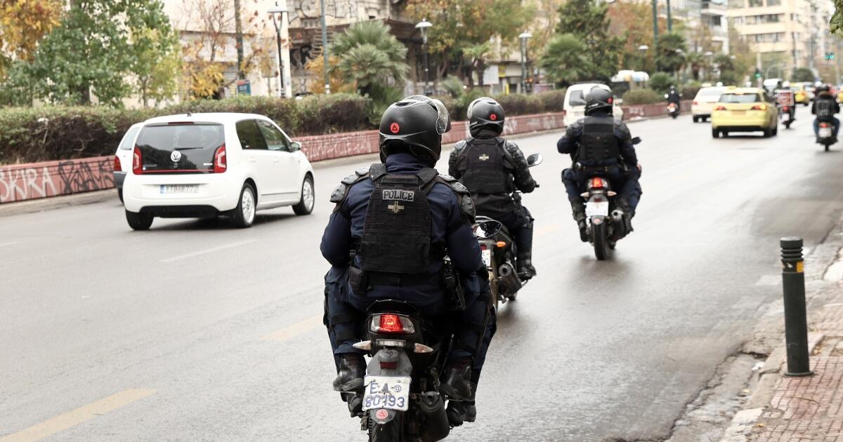 Αναβλήθηκε η δίκη των κουκουλοφόρων που «κρέμασαν» πινακίδα στον πρύτανη της ΑΣΟΕΕ