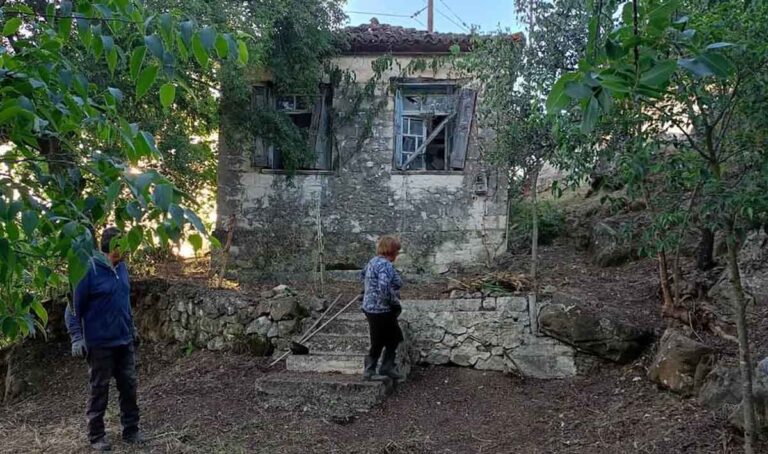 Ανοιξιάτικο Αμφιλοχίας: Εθελοντές καθάρισαν γύρω από το παλιό Δημοτικό Σχολείο - Karvasaras