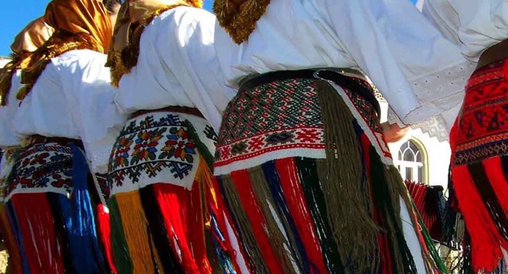 Ανοιξιάτικο Αμφιλοχίας: Μαθήματα παραδοσιακών χορών κάθε Παρασκευή - Karvasaras