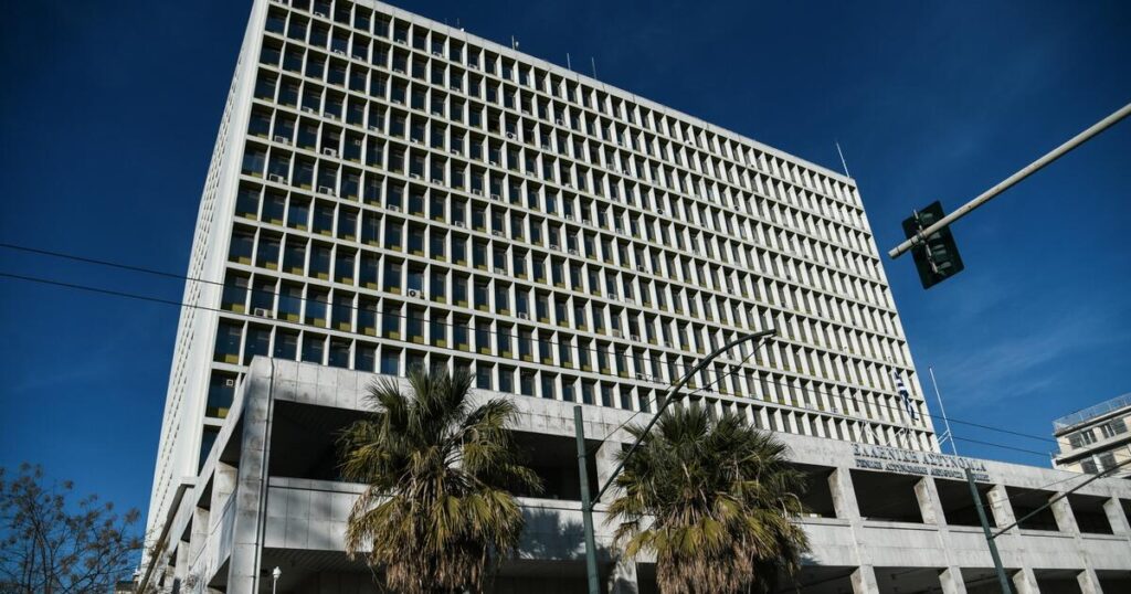 Αστυνομικός φέρεται να αυτοπυροβολήθηκε στη ΓΑΔΑ