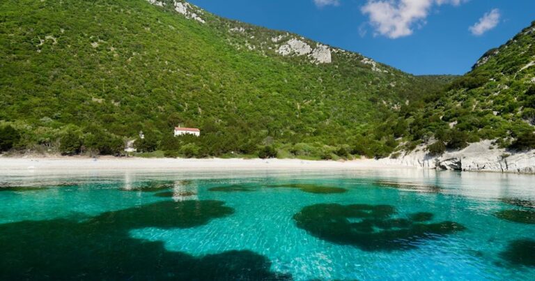 Αυτά είναι τα κρυμμένα «διαμάντια» της Ελλάδας -Έξι νησιά και ένα ψαροχώρι.
