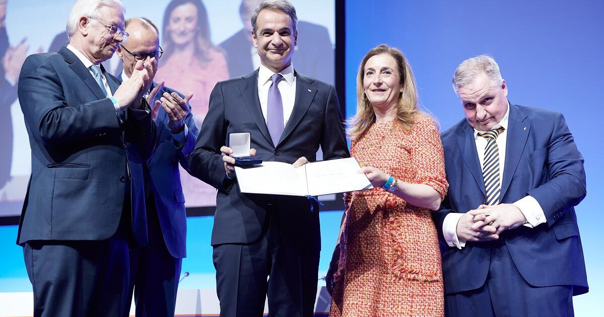 Βράβευση Μητσοτάκη για την ανάκαμψη της οικονομίας