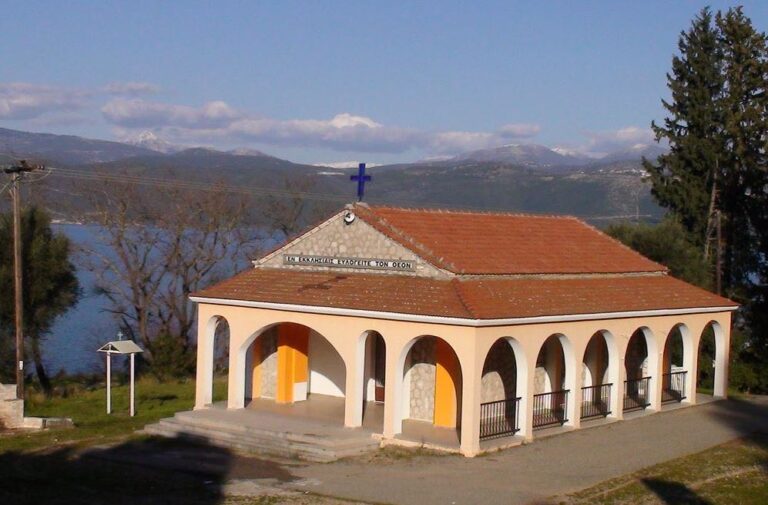 Γιορτάζει το εκκλησάκι Αναλήψεως του Κυρίου στο Δαφνιά Αγρινίου δίπλα στη λίμνη Τριχωνίδα
