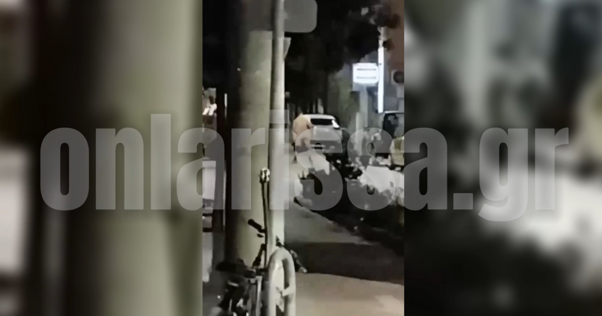 Γυμνός στη μέση του δρόμου άκουγε μουσική και έπινε ποτό