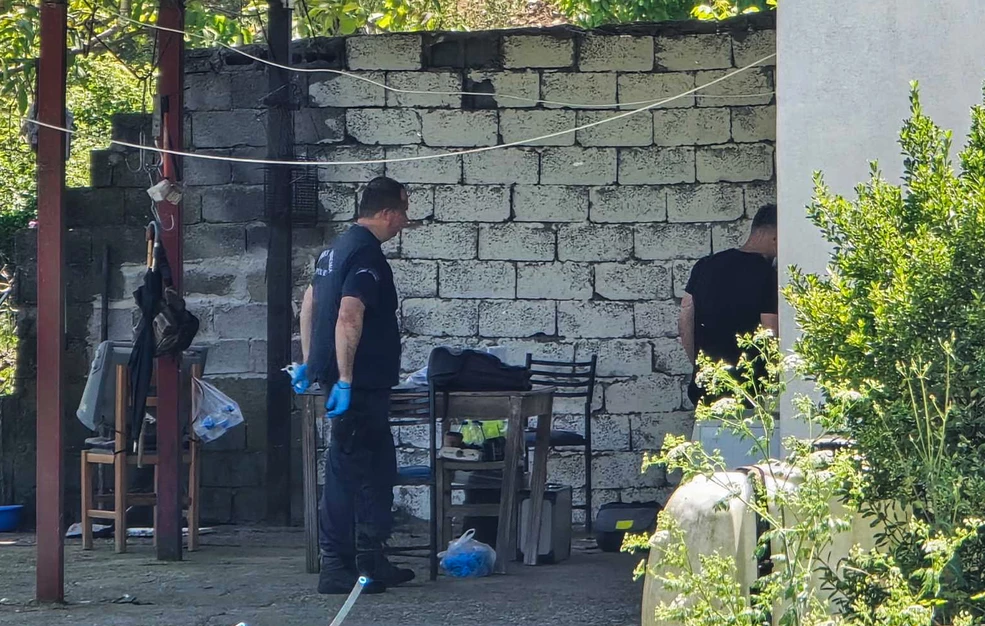 Υπεραμύνεται των χειρισμών της η Αστυνομία απαντώντας ουσιαστικά σε όσους της καταλογίζουν ευθύνες για τη μη αποτροπή της δολοφονίας του 95χρονου ηλικιωμένου στο Χαλκιόπουλο Βάλτου από τον ίδιο του το γιο.