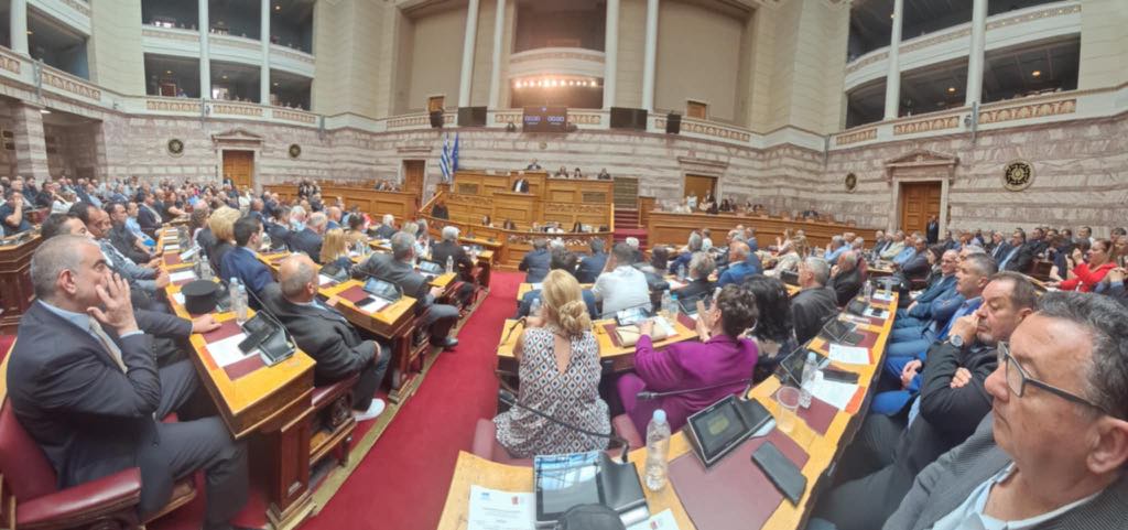Εθελοντές αιμοδότες από το Αγρίνιο τιμήθηκαν στη Βουλή (εικόνες)