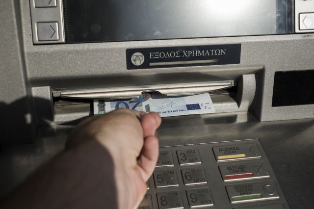 Ταλαιπωρία στα ΑΤΜ που εντείνεται λόγω βλαβών διαπιστώνει ο Εμπορικός Σύλλογος Αγρινίου που παρατηρεί ότι την ίδια ώρα τα μηχανήματα αυτόματης ανάληψης στα super market λειτουργούν κανονικά.