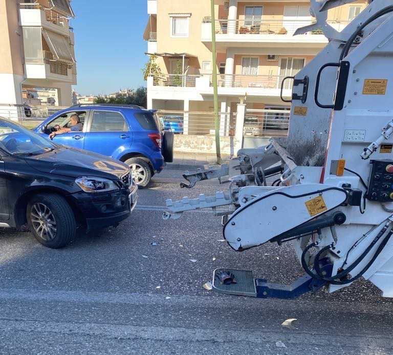 Εργατικό ατύχημα στο Αγρίνιο - Τζιπ καρφώθηκε σε απορριμματοφόρο. Στο νοσοκομείο ο εργάτης