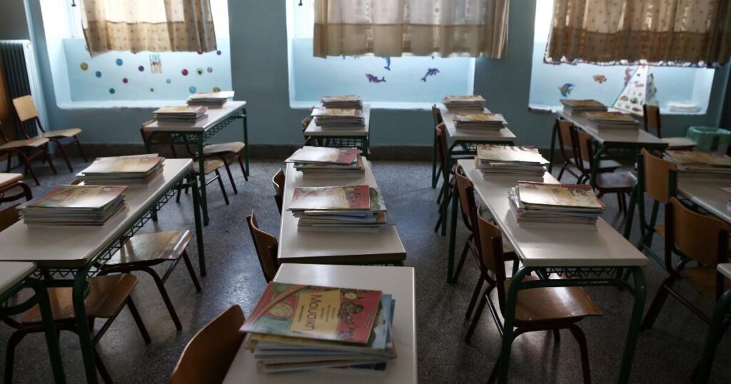 Ζητάει από μαθητές να γονατίζουν