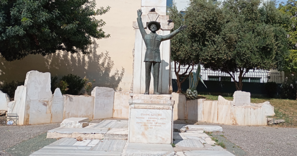 Η άγνωστη πλατεία της Αθήνας, αφιερωμένη στην Εργατική Πρωτομαγιά και τον Σταύρο Καλλέργη