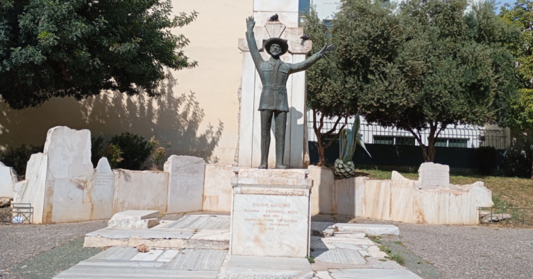 Η άγνωστη πλατεία της Αθήνας, αφιερωμένη στην Εργατική Πρωτομαγιά και τον Σταύρο Καλλέργη