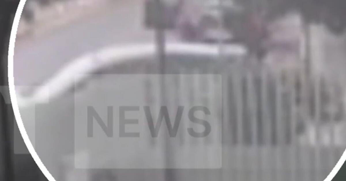 Η στιγμή που ο 49χρονος πέφτει στο έδαφος
