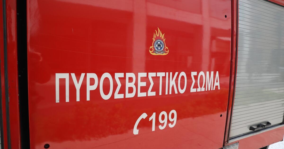 Καίγεται εγκαταλελειμμένο κτίριο στη Λιοσίων