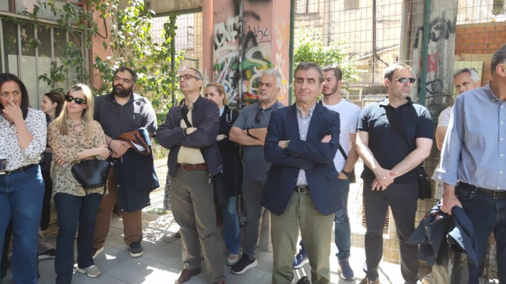Κινητοποίηση έξω από τη ΔΟΥ Αγρινίου για την επιχειρούμενη από την ΑΑΔΕ «κεντρικοποίηση» των Εφοριών που συνοδεύτηκε από τρίωρη στάση των εργαζομένων το μεσημέρι της Πέμπτης (8.4.25).