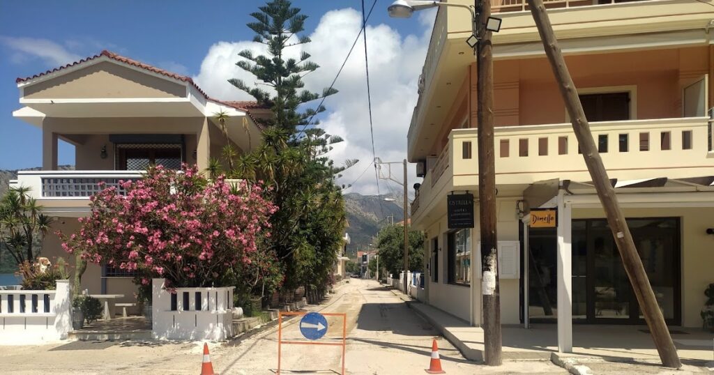 Κλειστή προσωρινά λόγω έργων η μία είσοδος του Μύτικα από το ''Βορό''.