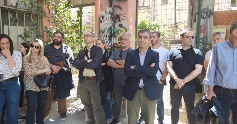 ΜΥΤΙΚΑΣ PRESS: Κινητοποίηση στη ΔΟΥ Αγρινίου: Αντιδρούν στην κεντρικοποίηση των Εφοριών
