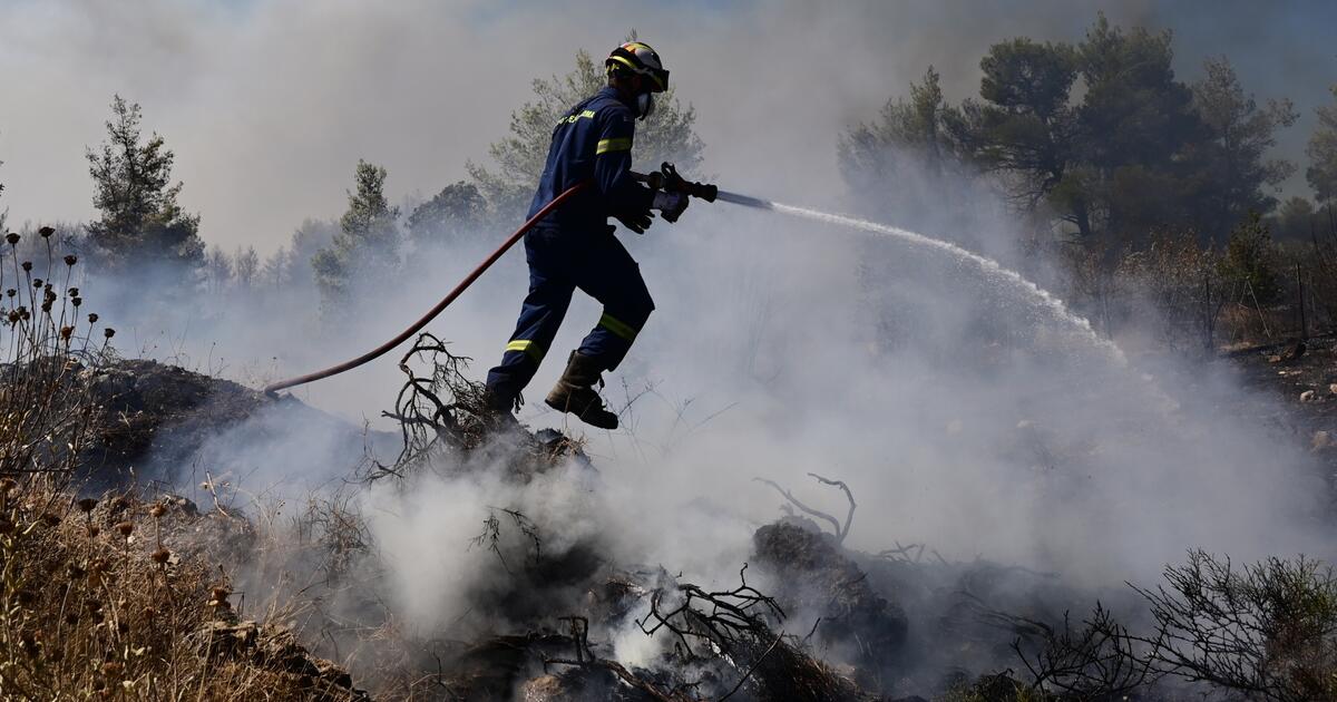 Μήνυμα από το 112 για τη φωτιά στο Μαρκόπουλο: «Παραμείνετε σε εσωτερικούς χώρους»