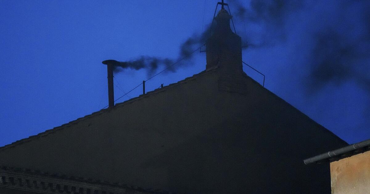 Μαύρος καπνός από την καμινάδα της Καπέλα Σιξτίνα – Την Πέμπτη (8/5) η νέα ψηφοφορία
