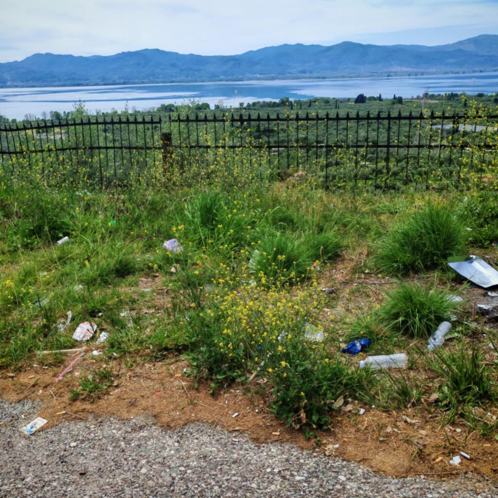 Παραβόλα Αγρινίου: Το «μπαλκόνι» της Τριχωνίδας βρωμίζει με σκουπίδια – Η έλλειψη παιδείας στο μεγαλείο της!