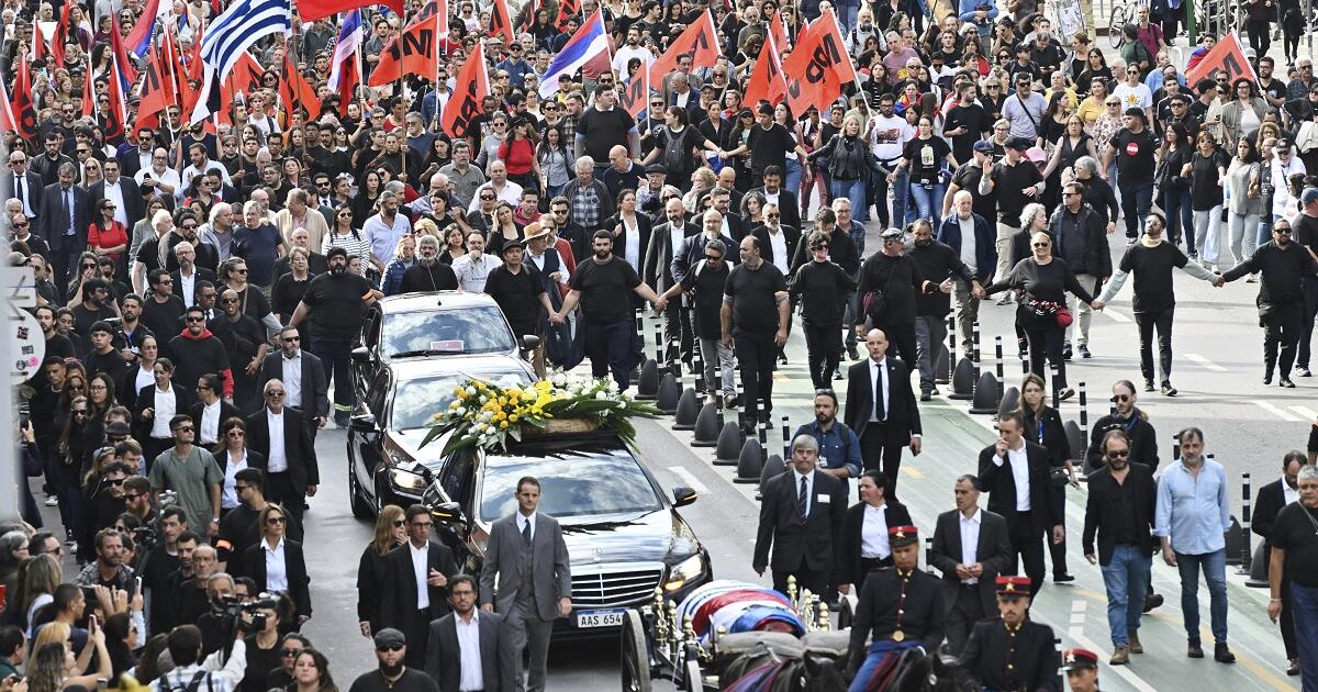 Πλήθος κόσμου αποχαιρετά τον Μουχίκα