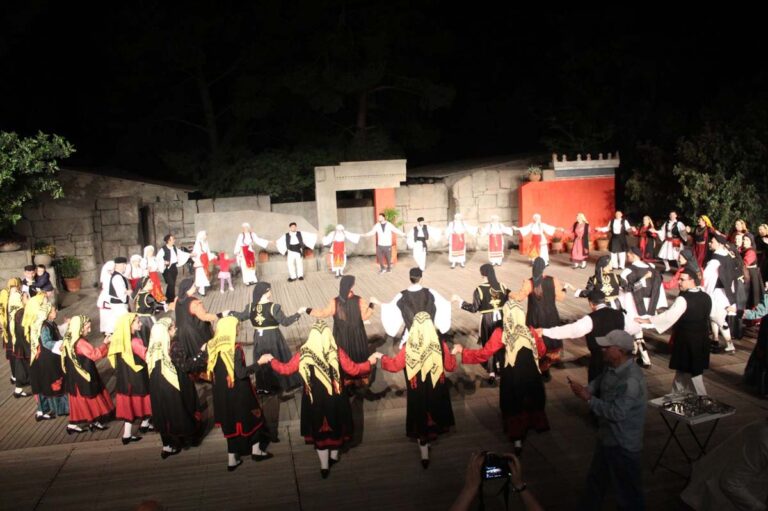 Πραγματοποιήθηκε με μεγάλη επιτυχία η Εκδήλωση για τα 50 χρόνια από την ίδρυση του Συλλόγου Χαλκιοπουλιτών Αττικής Πειραιά «Άγιος Ανδρέας ο Ερημίτης» (φωτο) - Karvasaras