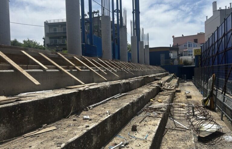 Προετοιμασίες για να σηκωθεί το άνω διάζωμα στο γήπεδο- Πλήρως στεγασμένη η νέα μικρή εξέδρα (φωτο)