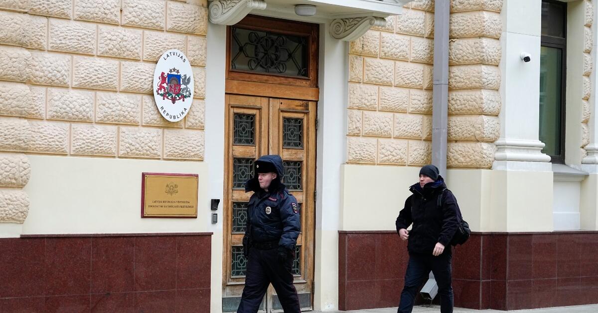Πώς προειδοποεί τους πολίτες η Λετονία για τους Ρώσους κατασκόπους