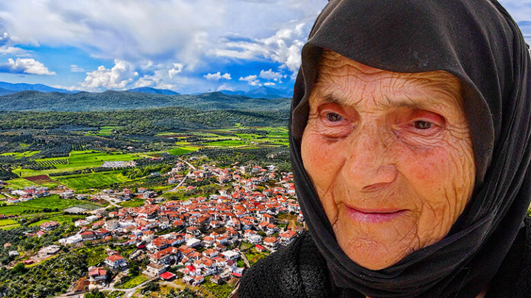 Στο χωριό Παλαιομάνινα Αιτωλοακαρνανίας η γιαγιά Διαμάντω.