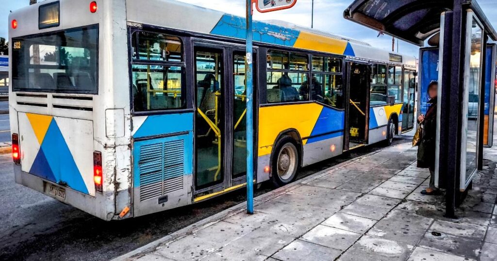 Συνελήφθη 16χρονος για φθορές σε λεωφορεία