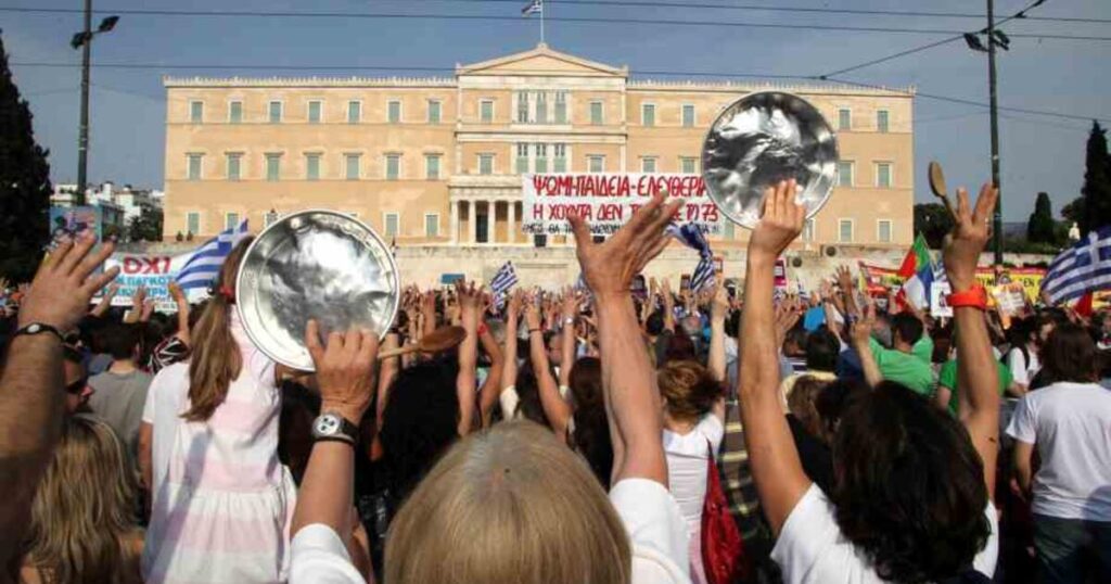 Τα μνημόνια, το κίνημα των «Αγανακτισμένων» και η δύναμη των social media