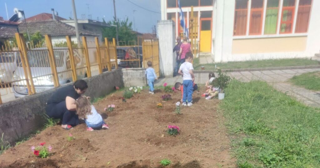 Φύτεψαν λουλούδια και έδωσαν ζωή στο προαύλιο του παιδικού σταθμού
