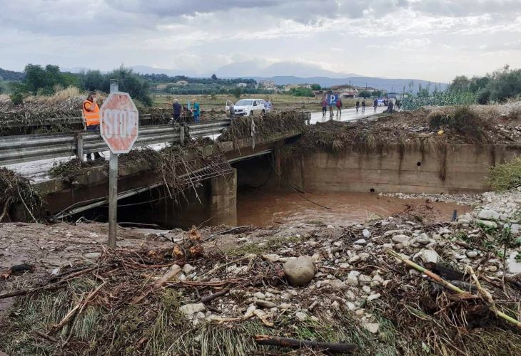 Παρέμβαση ύψους 3,7 εκατ. ευρώ για το ρέμα στη Λεπονού προτείνει η μελέτη που συντάχθηκε από την Περιφέρεια μετά της ζημιές που προκάλεσε στην περιοχή η κακοκαιρία «Κασσάνδρα» και είχε ως αποτέλεσμα να χαθεί ανθρώπινη ζωή. 