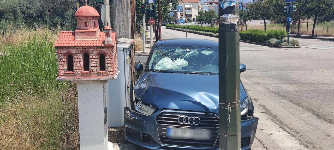 Αγρίνιο: Αυτοκίνητο κατέληξε στο πεζοδρόμιο μετά από τροχαίο στη διασταύρωση Πανεπιστημίου – Αγίου Ιωάννη Ρηγανά