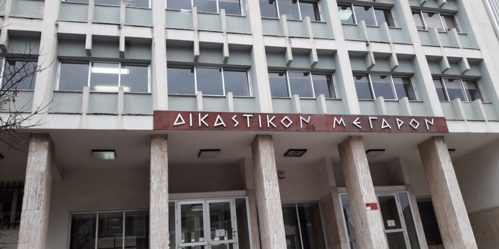 Επτά άτομα ανάμεσά τους και ένας γιατρός φέρονται να συνελήφθησαν στο Αγρίνιο χθες Πέμπτη (12.5.25) μετά από έρευνες της Υπηρεσίας Εσωτερικών Υποθέσεων και πρόκειται να οδηγηθούν στον Εισαγγελέα αργά σήμερα το μεσημέρι.