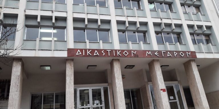 Επτά άτομα ανάμεσά τους και ένας γιατρός φέρονται να συνελήφθησαν στο Αγρίνιο χθες Πέμπτη (12.5.25) μετά από έρευνες της Υπηρεσίας Εσωτερικών Υποθέσεων και πρόκειται να οδηγηθούν στον Εισαγγελέα αργά σήμερα το μεσημέρι.