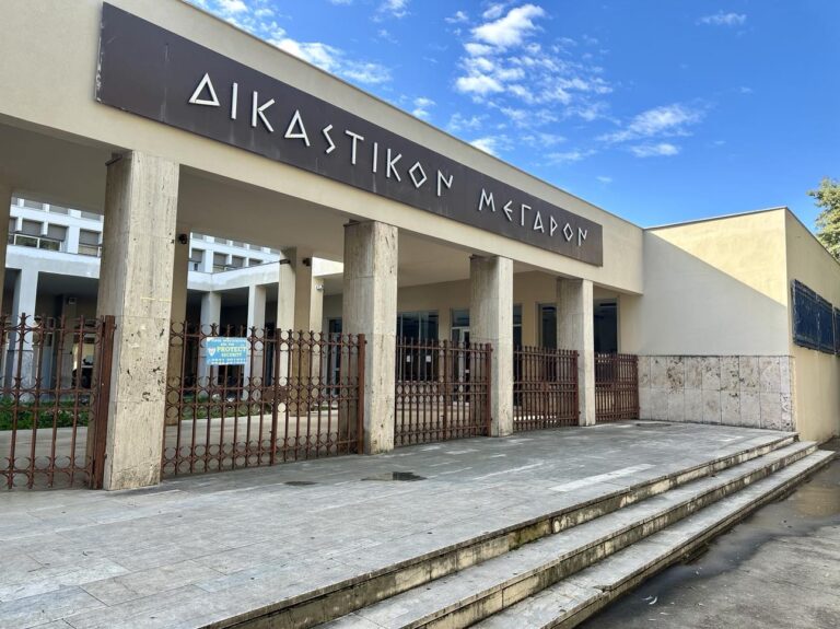 Με… δόσεις παραδίδονται στις Αρχές οι εμπλεκόμενοι στις δύο εγκληματικές οργανώσεις, που διέπρατταν απάτες ανά την Επικράτεια παριστάνοντας τους «μαϊμού» λογιστές και εξαρθρώθηκαν από την Αστυνομία στο Αγρίνιο τον προηγούμενο μήνα και σε βάρος τους εκκρεμούν εντάλματα σύλληψης.