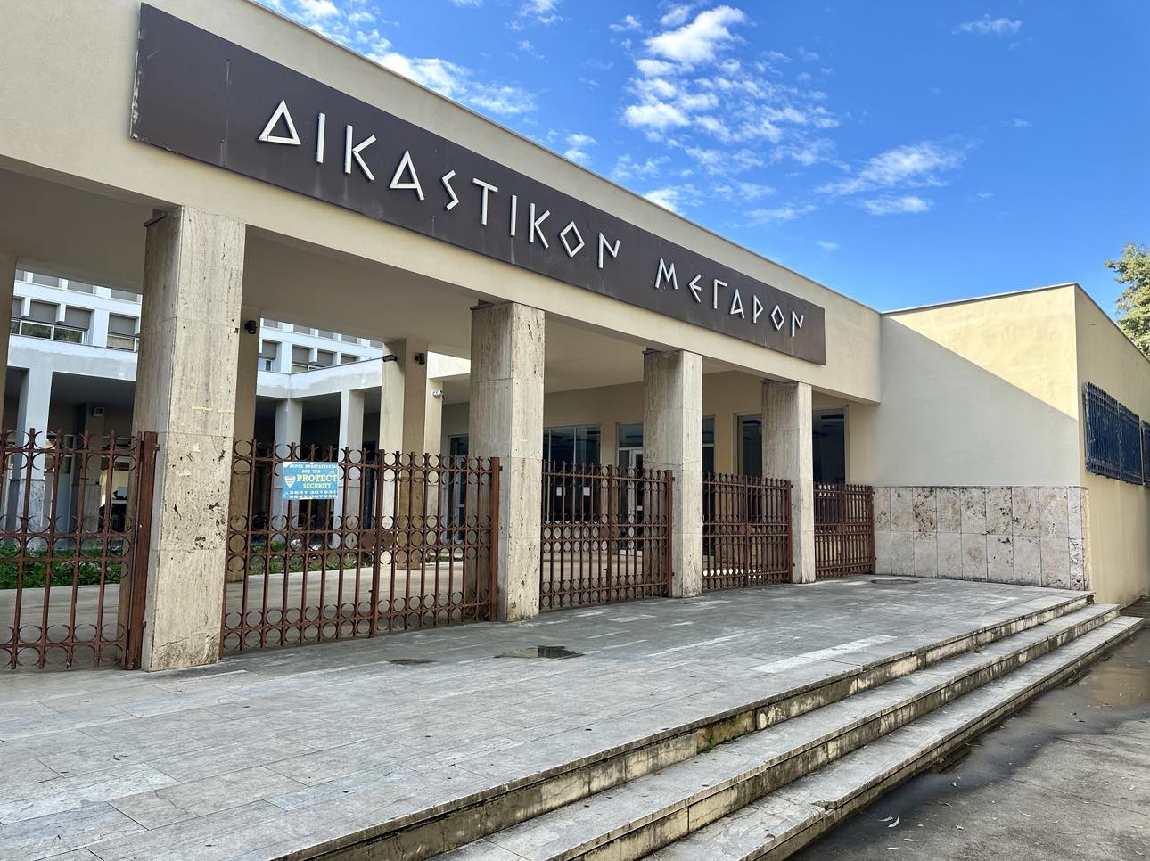 Με… δόσεις παραδίδονται στις Αρχές οι εμπλεκόμενοι στις δύο εγκληματικές οργανώσεις, που διέπρατταν απάτες ανά την Επικράτεια παριστάνοντας τους «μαϊμού» λογιστές και εξαρθρώθηκαν από την Αστυνομία στο Αγρίνιο τον προηγούμενο μήνα και σε βάρος τους εκκρεμούν εντάλματα σύλληψης.