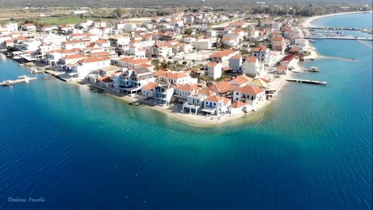 Ανέλκυση, μεταφορά και τοποθέτηση ιστορικής μυλόπετρας σε κοινόχρηστο χώρο στην Δ.Κ. Μύτικα.