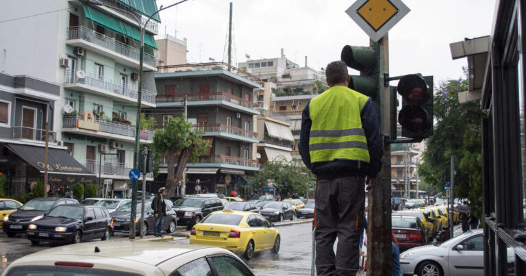 Αυτό είναι το χειρότερο φανάρι της Αθήνας που μπορεί να περιμένεις 45 λεπτά