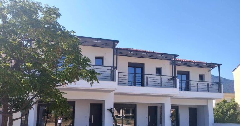 Ενοικιάζονται 3 μεζονέτες στον Μύτικα Αιτ/νίας.
