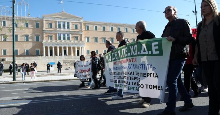 Η ΑΔΕΔΥ διεκδικεί επαναφορά του 13ου και 14ου μισθού