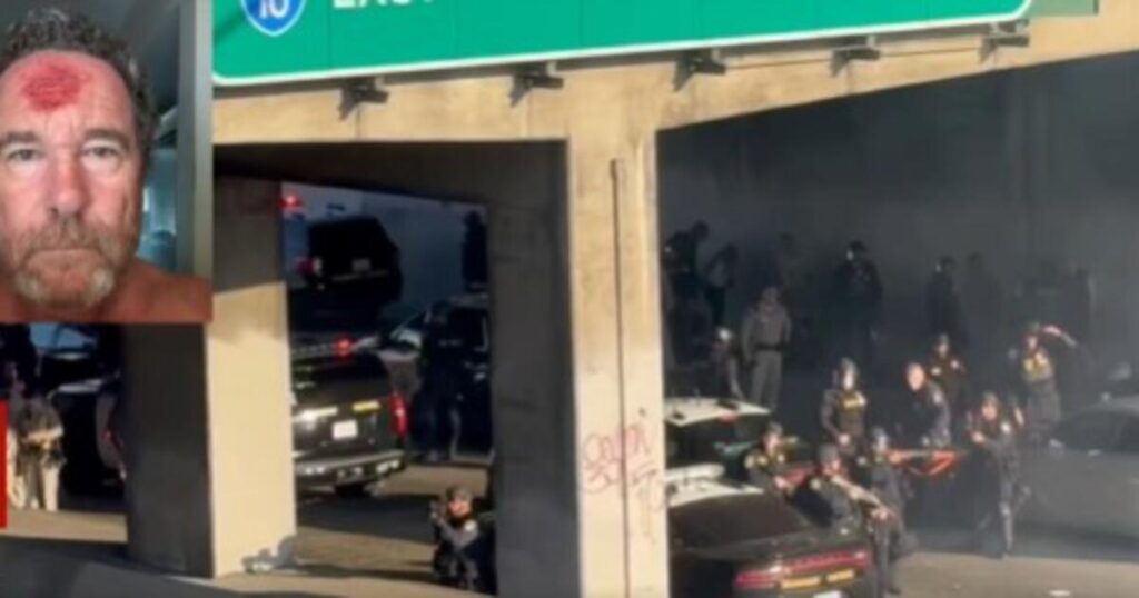 Η στιγμή που η αστυνομία πυροβολεί στο κεφάλι φωτογράφο