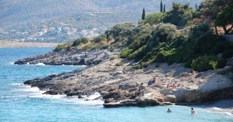 Οι καλύτερες παραλίες κοντά στην Αθήνα για το τριήμερο του Αγίου Πνεύματος
