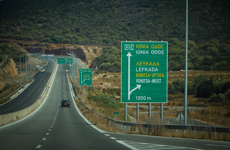 Χωρίς καμία απάντηση αναφορικά με τις μελέτες και τη χρηματοδότηση του έργου για την κατασκευή της κάθετης σύνδεσης του Αγρινίου με την Iόνια Oδό μίλησε χθες στη Βουλή ο υφυπουργός Yποδομών Νίκος Tαχιάος.